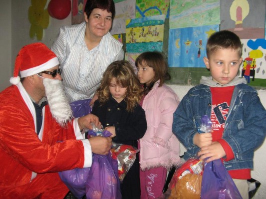 FOTO: Prekmursko dobrodelno društvo pomagalo osrečiti otroke v BiH